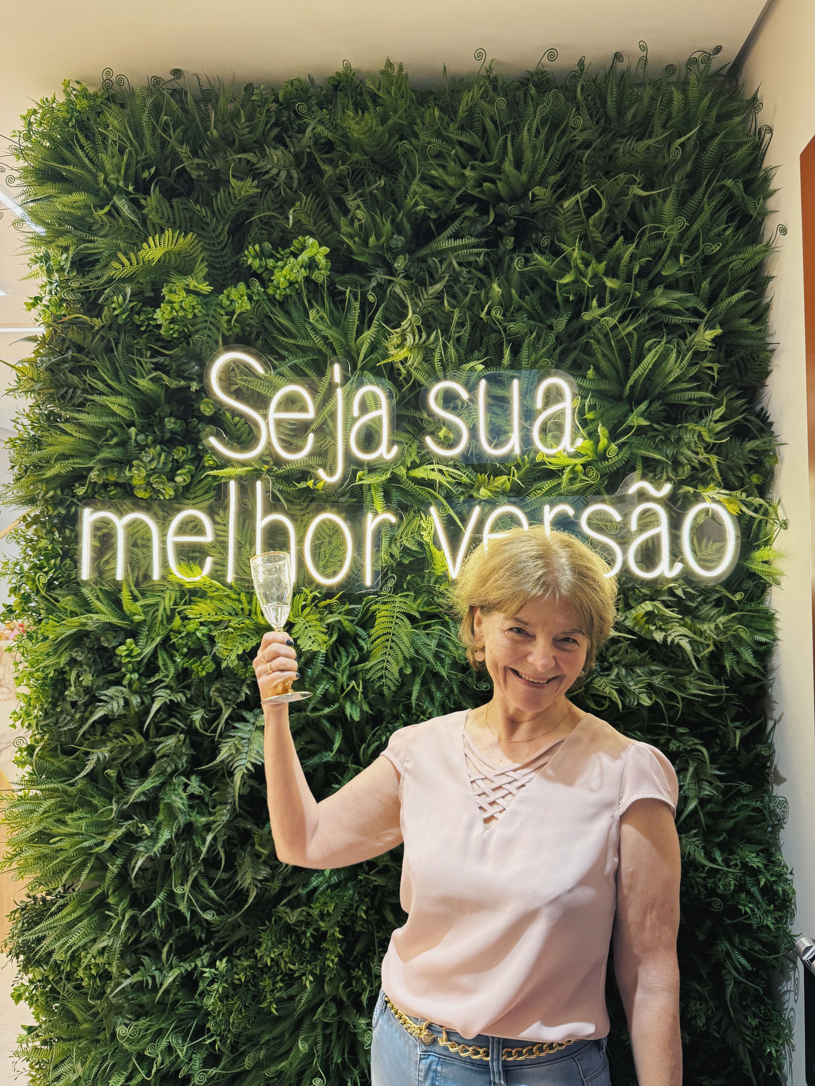 Mulher brindando — Seja a sua melhor versão