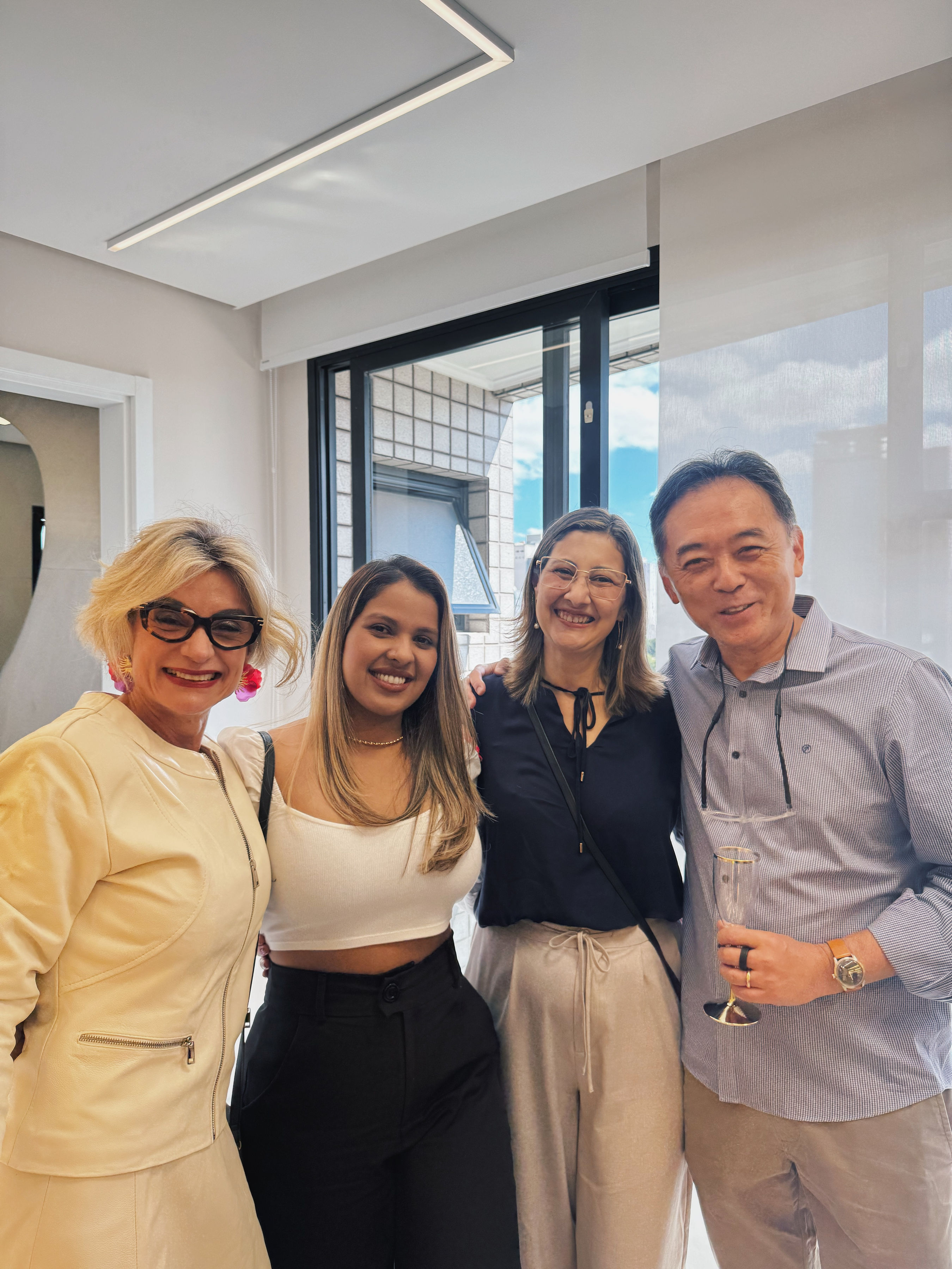 Pacientes com a Dra. Andrea no consultório