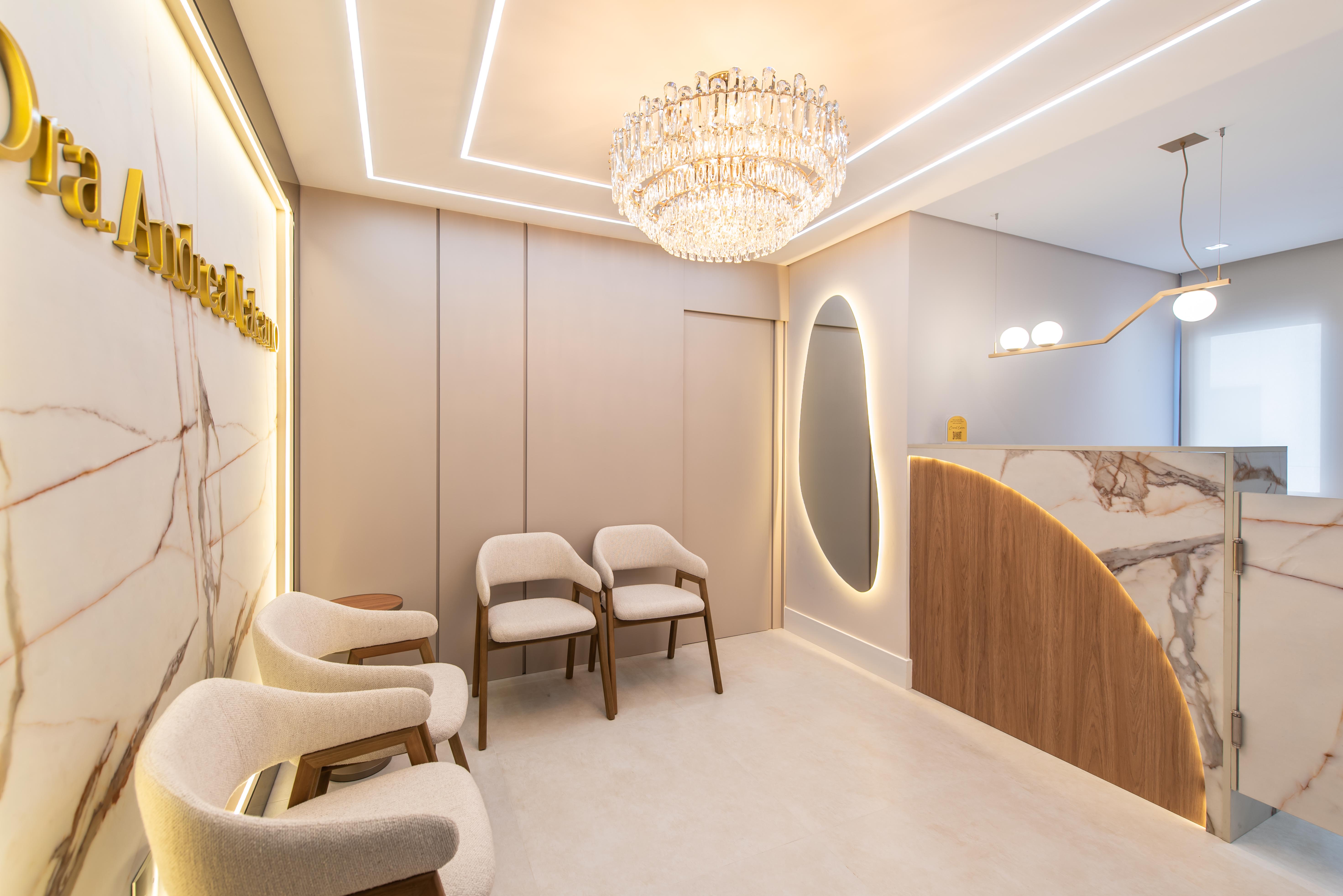 Hall com lustre de cristal